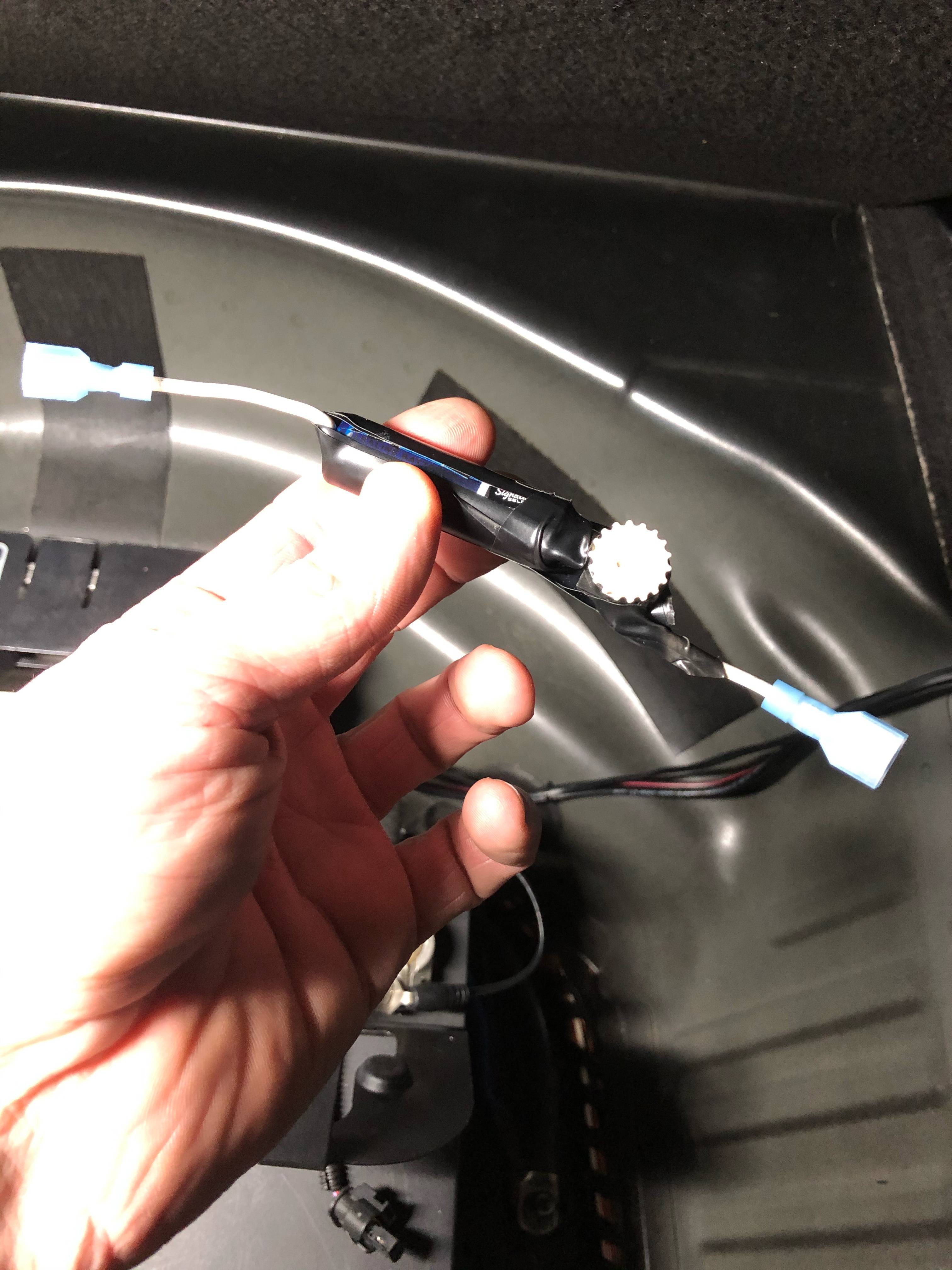 AA Battery in Series with Voltage-Sensing Lead
